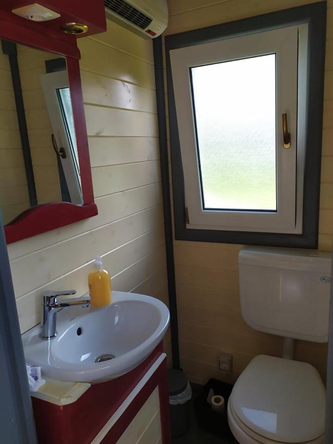 La Roulotte De Francine Guest House Chazeuil Eksteriør bilde