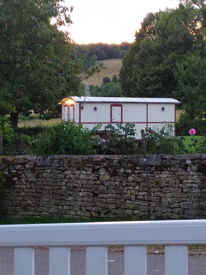 La Roulotte De Francine Guest House Chazeuil Eksteriør bilde